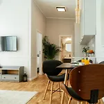Bright 2br Flat - Palace Hall - Charming Balcony Apartament