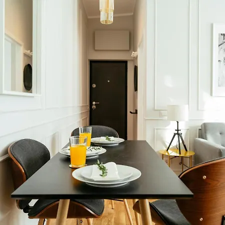 Bright 2br Flat - Palace Hall - Charming Balcony Апартаменти *