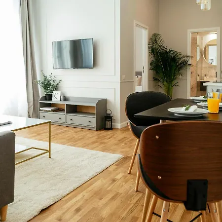 Bright 2br Flat - Palace Hall - Charming Balcony *