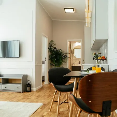 Bright 2br Flat - Palace Hall - Charming Balcony Апартаменти