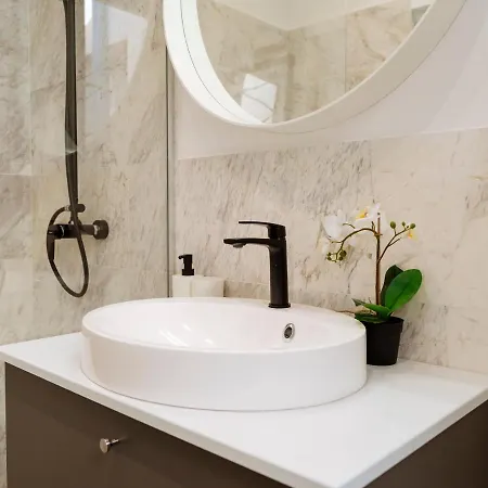 Apartamento Bright 2br Flat - Palace Hall - Charming Balcony Bucarest