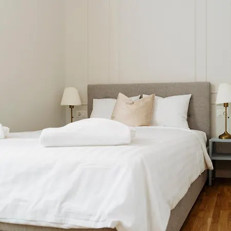 Bright 2br Flat - Palace Hall - Charming Balcony *