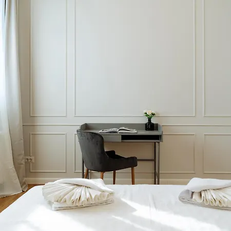 Apartamento Bright 2br Flat - Palace Hall - Charming Balcony Bucarest