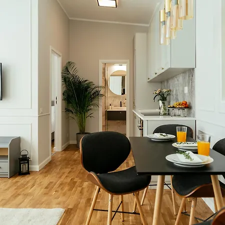 Bright 2br Flat - Palace Hall - Charming Balcony Апартаменти *