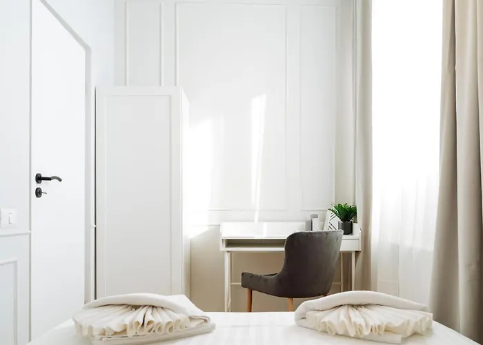 Bright 2br Flat - Palace Hall - Charming Balcony Апартаменти Бухарест