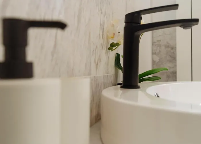 Bright 2br Flat - Palace Hall - Charming Balcony Apartment *