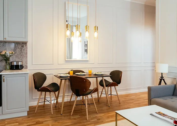 Bright 2br Flat - Palace Hall - Charming Balcony Apartment *