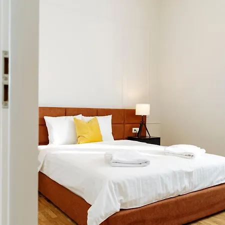 Bright 2br Flat - Palace Hall - Charming Balcony *