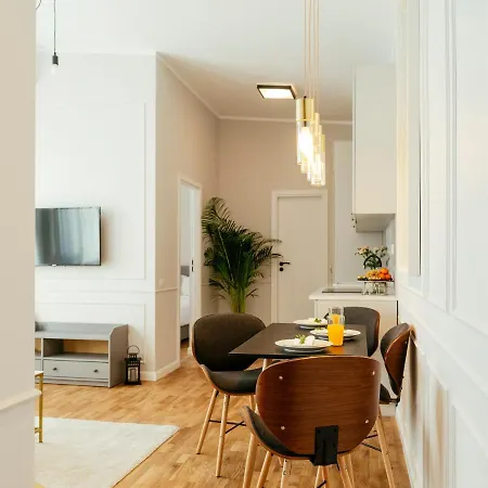 Bright 2br Flat - Palace Hall - Charming Balcony Apartament *