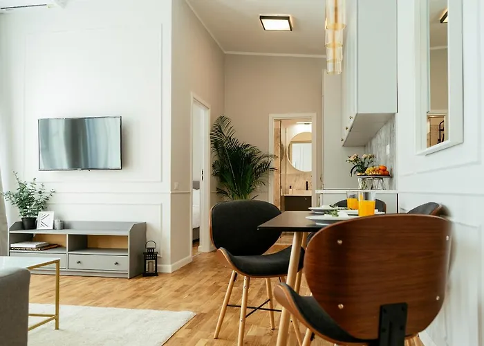 Bright 2br Flat - Palace Hall - Charming Balcony Apartment