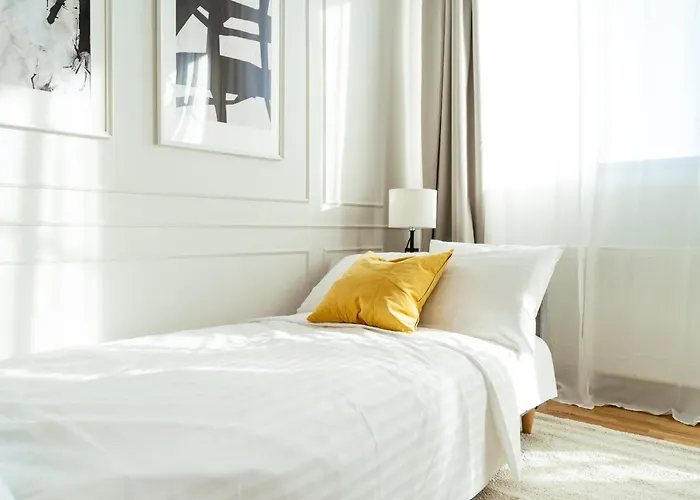 Bright 2br Flat - Palace Hall - Charming Balcony Apartment