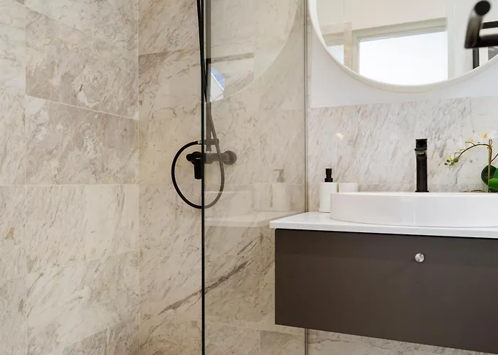 Bright 2br Flat - Palace Hall - Charming Balcony Apartment *