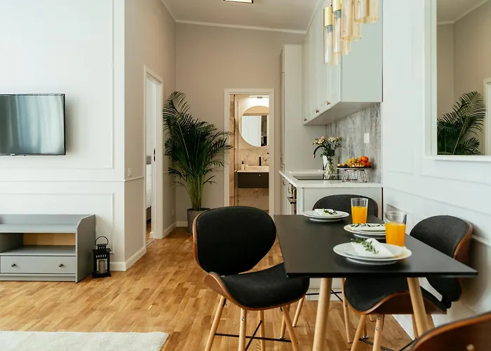 Bright 2br Flat - Palace Hall - Charming Balcony Apartment *